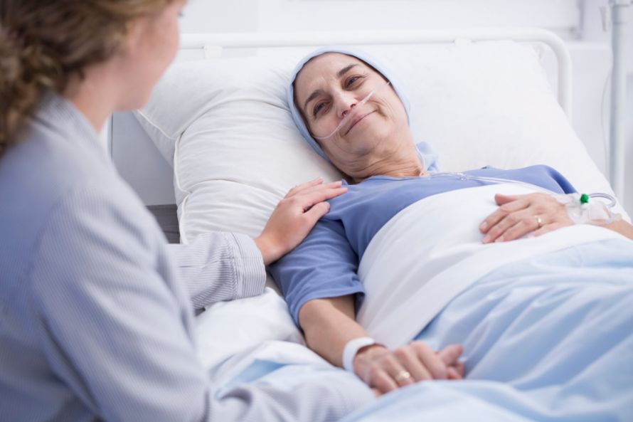 Schwer kranke Frau im Krankenhausbett